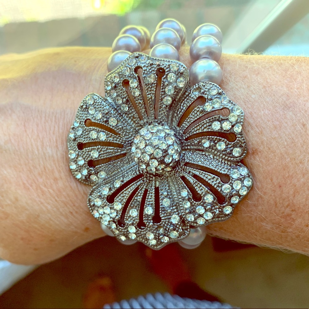 Flower beaded chartreuse bracelet.